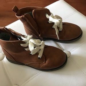 Brown lace up girls boots in brown